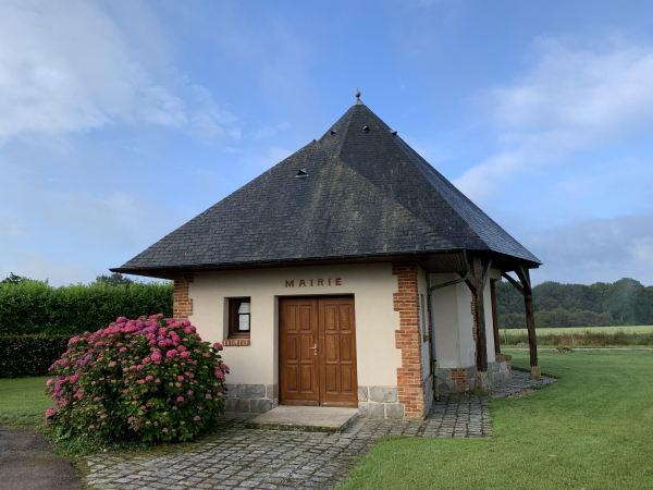 Nous partons du parking de la petite mairie de la commune nouvelle de Saint-Martin-de-l'If, dont la commune déléguée de Mont-de-l'If fait partie. Cette mairie, récente, est construite à partir de l'ossature d'un vieux manège agricole.