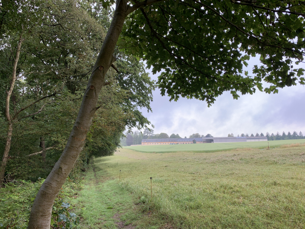 Nous arrivons sur le plateau près du château de Beauvoir. Le château, propriété du CCE du Groupe Public Ferroviaire, est caché par les bâtiments de la ferme.