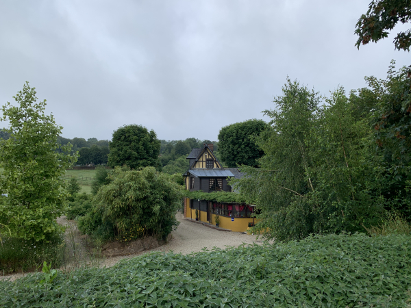 Nous passons au-dessus de l'auberge du Val-au-Cesne. Ce vieux bâtiment normand était déjà une auberge, mais aussi relais de poste, il y a 3 siècles. Elle est appréciée pour sa cuisine à base de produits du terroir, nous parlons d'expérience, l'auberge propose aussi quelques chambres.