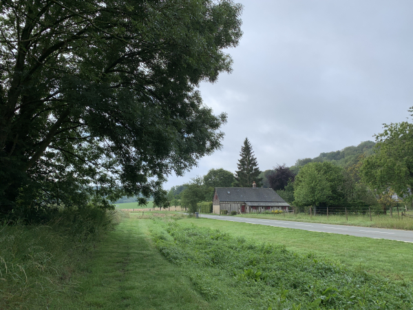 Le chemin est aménagé à l'écart de la D5. Comme on le voit sur la photo, il est parfaitement entretenu, comme tous les chemins de cet itinéraire. Il a plu pendant notre rando, et au retour nos chaussures étaient mouillée mais pas boueuses.