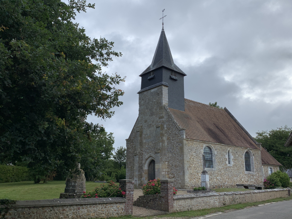 Nous longeons l'église de la Trinité (XIIe et XIIIe siècle), notre point de départ à la mairie est à quelques mètres.