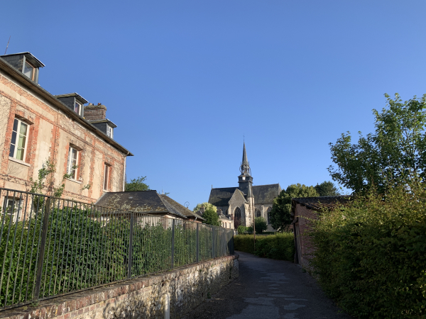 Nous partons du centre du bourg et suivons l'Impasse de la Poste en direction de l'ancienne Collégiale Saint-Michel.