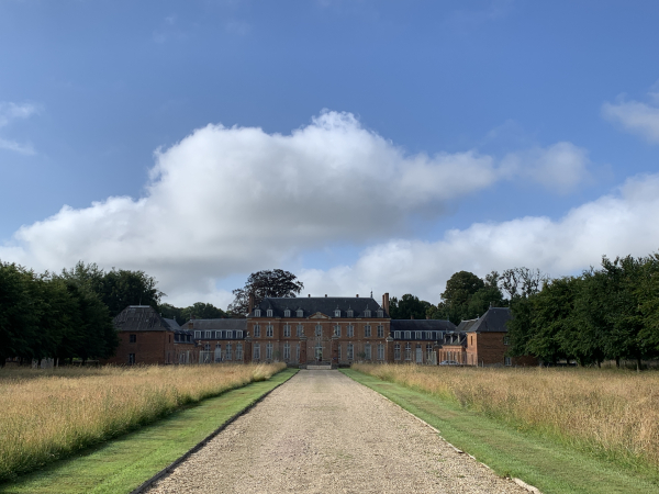 Le château de Mondétour (XVIIIe). L'acte de décès du baron de Marbot en 1882, précise qu'il est domicilié dans son château Mondétour à Morgny et qu'il est mort dans sa chambre à Blainville : la limite entre les communes passe dans le château.