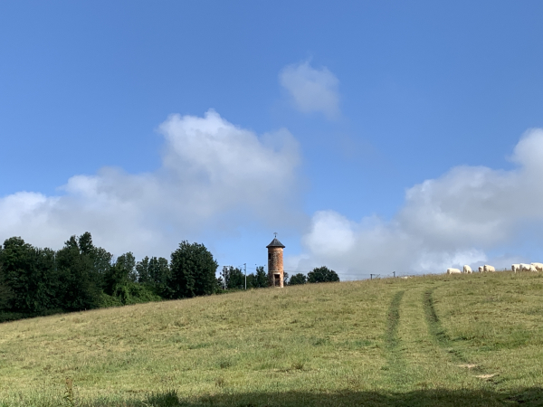 Située sur l'ancienne route de Dieppe à Paris, la tour de gué du chasse-marée permettait d'annoncer l'arrivée des convois de poisson. Elle était aussi équipée d'annexes (détruites en 1942), dont une écurie pour renouveler les attelages. La tour est sur un terrain privé.