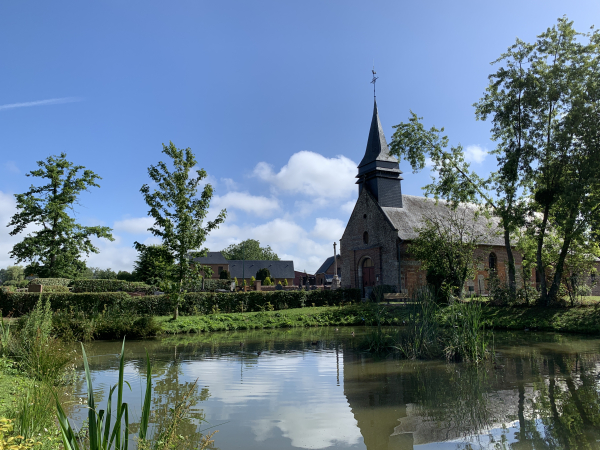Arrivés sur la D90, nous remontons jusqu'à Bierville et longeons sa mare et l'église St-Pierre-et-St-Paul.