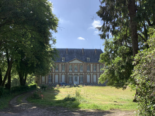 Château de Fontaine-Châtel. Le château est maintenant surtout connu pour ses cabanes dans les arbres, hébergement insolite au coeur du bois du château.