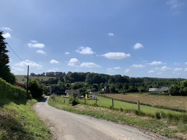 Nous descendons dans Fontaine-Châtel, hameau de St-Germain-des-Essourts.