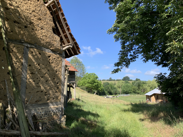 Nous suivons le chemin qui relie Fontaine-Châtel au château du Montlambert, ici le long d'une vieille grange en colombage et torchis.