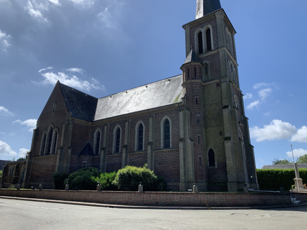 L'église Saint-Clair de Catenay. Construite au XIXe siècle, elle remplace l'ancien édifice qui avait brûlé.