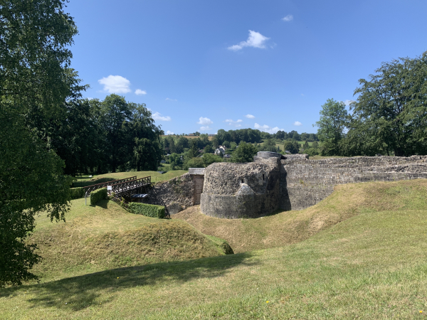 Ruines du château de Blainville qui a dominé la région du XIème au XVIIIème siècle, passant de la forteresse au château d'agrément. D'autres photos sont dans l'album de la rando.