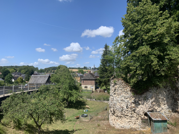 Derrière l'une des tours, on voit déjà le bourg de Blainville-Crevon.