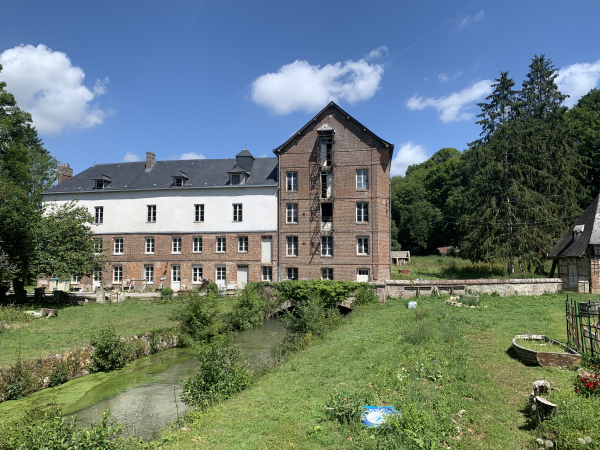 Nous voilà de retour à Blainville-Crevon. Ici, un ancien moulin sur le Crevon. En septembre 2021, ce moulin a été totalement détruit par un incendie. On y a retrouvé le corps de son propriétaire, Tom Bradbury.