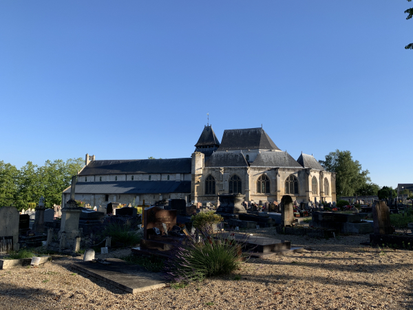 Nous partons du parking du stade, en lisière du bois du Parc, et longeons l'église Saint-Valentin pour rejoindre le centre du bourg.