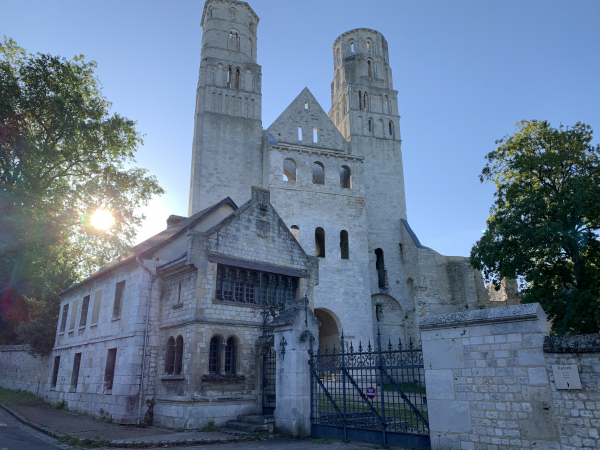 Nous longeons les sublimes ruines de l'abbaye bénédictine Saint-Pierre de Jumièges. Il ne faudra pas quitter Jumièges sans avoir visité ce témoignage de l'art roman normand.