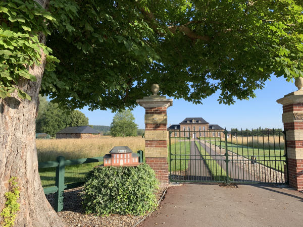 Entrée de la Ferme des Îles, avec la maquette de la maison.