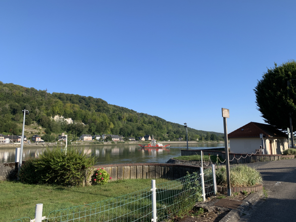 Nous rejoignons le bord de Seine au niveau du passage d'eau. Le bac qui relie Jumièges à Heurteauville manoeuvre pour sa première traversée de la journée.