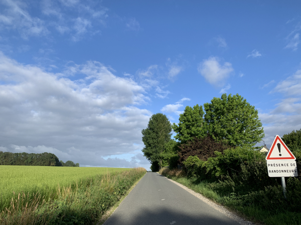 Nous partons du parking à l'entrée du bourg sur la D5, suivons la D110 puis la D240 pour un total de près de 3km. Comme on le voit, il n'y a pas d'accotement, et les voitures peinent à se croiser. Il vaut mieux éviter de se trouver là où elles se croisent !