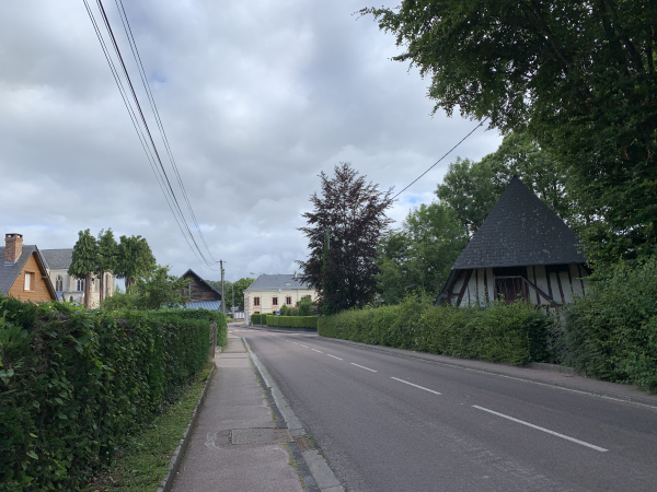 Envronville, nous allons prendre la première route à droite.