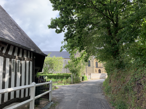 Nous arrivons à Rocquefort et longeons l'église Notre-Dame. (Photo dans l'album de la rando)