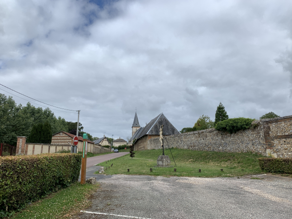 Nous voilà de retour sur le parking au bord de la D5, à l'entrée de Hautot-le-Vatois.