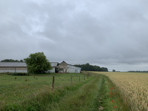 Nous contournons la ferme du château pour raccourcir notre passage sur la D28.