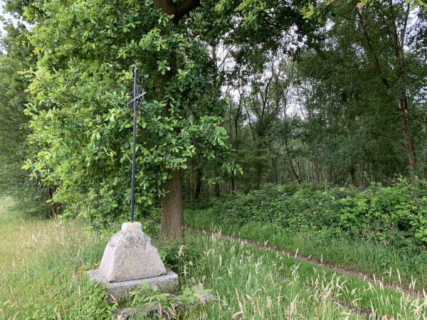 Petit calvaire au bord du chemin : ce chemin était une voie qui reliait le château de Triquerville à Notre-Dame-de-Gravenchon.