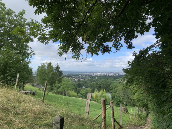 Notre chemin offre un superbe panorama sur ND-de-Gravenchon et la vallée de la Seine.