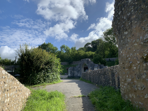 Nous arrivons au niveau des ruines de la forteresse médiévale des comtes d'Evreux. Le site peut se visiter, mais là il est fermé, et nous prenons cette photo par la grille d'entrée.