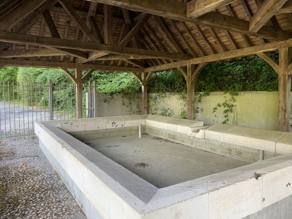 Au pied du château se trouve la Fontaine Saint-Denis et son ancien lavoir.