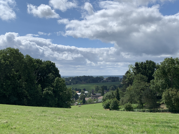 Nous dominons Triquerville qui est dans un creux du plateau, auprès de fontaines et de ruisseaux.