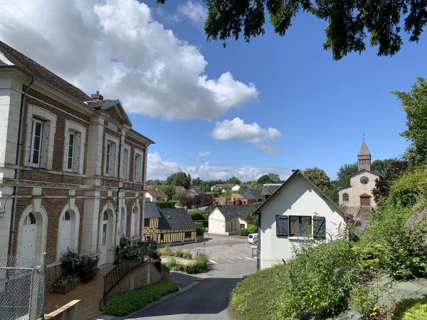 Nous voilà de retour au centre de Triquerville. A droite l'église Saint-Jean-Baptiste.