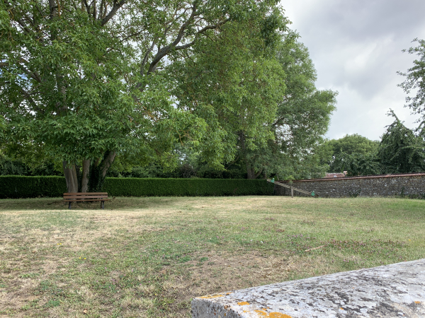 Le Bosc-Roger offre un bel espace avec des bancs, idéal pour une petite pose.