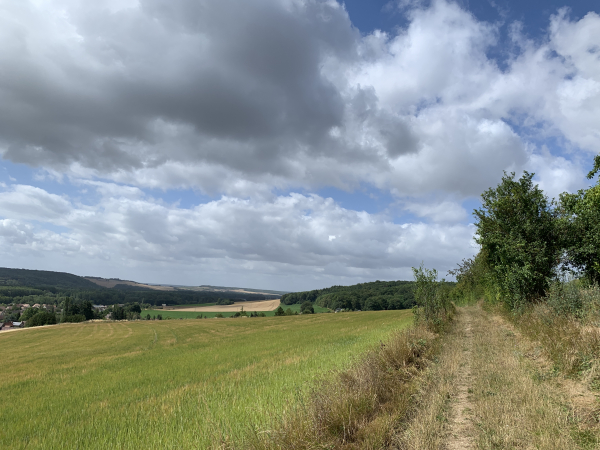 Ce somptueux chemin avance en balcon au-dessus de la vallée de l'Epte. Plusieurs autres photos sont dans l'album de la rando.