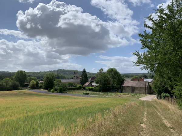 Nous entrons dans Fourges par le sentier des Groult.
