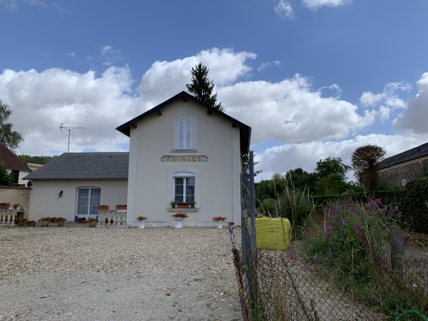 Ancienne gare de Fourges. L'ancienne voie de chemin de fer a été aménagée en piste cyclable. Cette voie verte relie Gisors à Gasny.