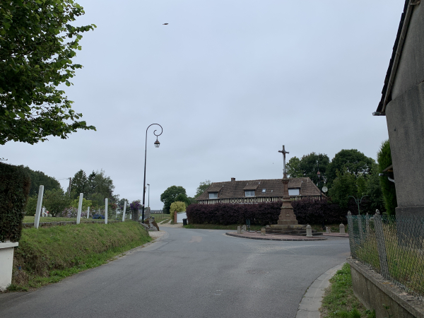 Nous passons au pied de la Croix Rouge pour sortir de Veauville-les-Baons.