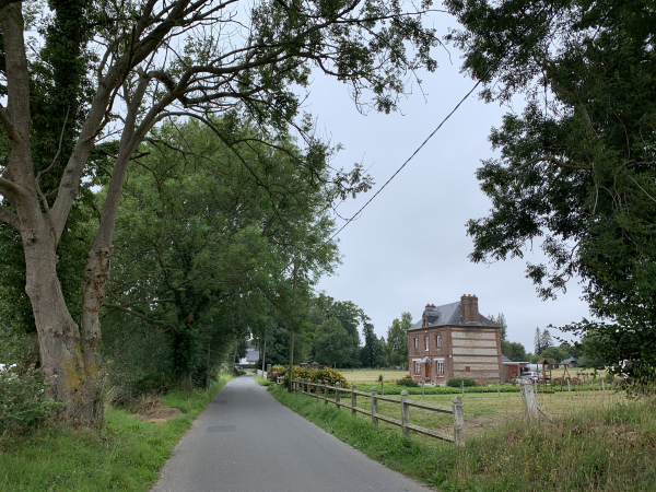 Nous n'entrons pas dans Autretot, nous allons bientôt tourner à droite.