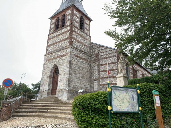 Et nous voilà de retour devant l'église Saint-Sulpice (XIVe). On voit, à droite, le totem où figurent les informations sur ce circuit. Un panneau nous apprend que Robert Lévesque, ailleul du premier ministre québécois René Lévesque, est né au village.