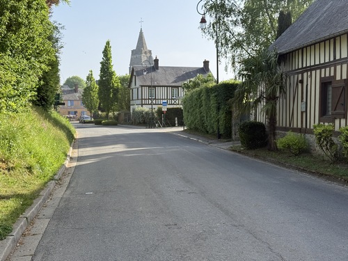 &nbsp;Veauville-les-Baons. En face, on aperçoit l'église Sainte-Austreberthe (XIXe) et sa flèche de pierre.