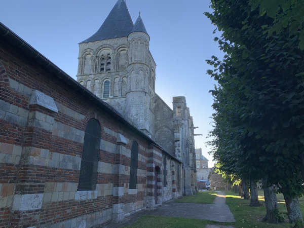 Nous partons du parking de la Place du Phare, et longeons l'église Notre-Dame-de-Bonport en suivant les balises rouges et blanches d'une variante du GR23.