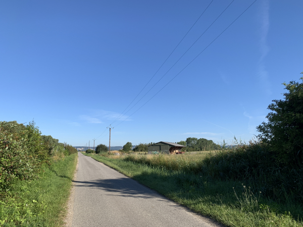 Nous suivons la petite route qui longe l'A131 sur plus de 4km. Cette petite route est déserte, mais l'ambiance sonore n'est pas au top.