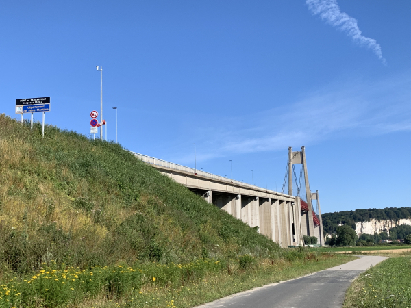 Toujours sur la même petite route, nous passons sous le pont de Tancarville.