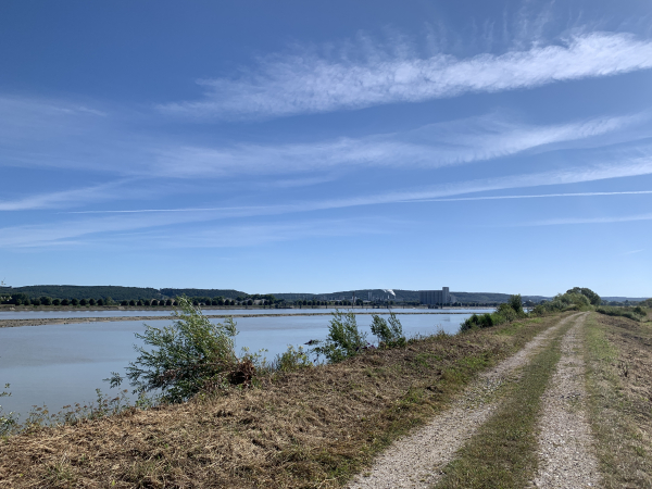A la pointe de la boucle, le talus disparait pour nous laisser contempler la Seine.