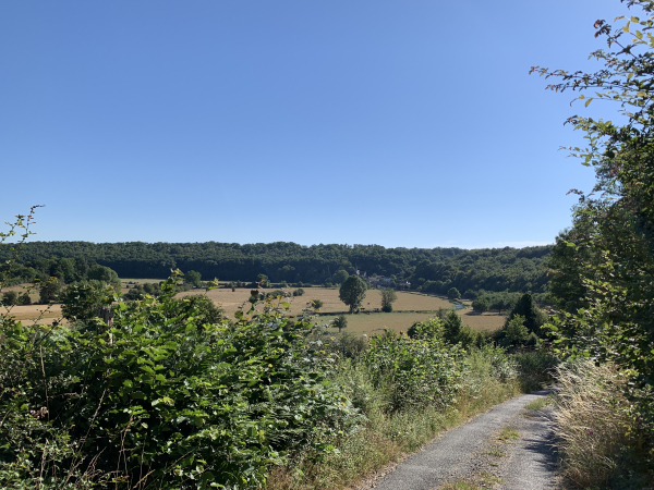 Nous montons à la Hungerie, et découvrons le panorama sur Champignolles et la vallée de la Risle bordée de bois.