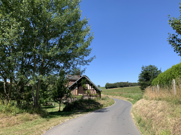 Nous quittons le parking de l'église et suivons la petite route déserte de Bébec.