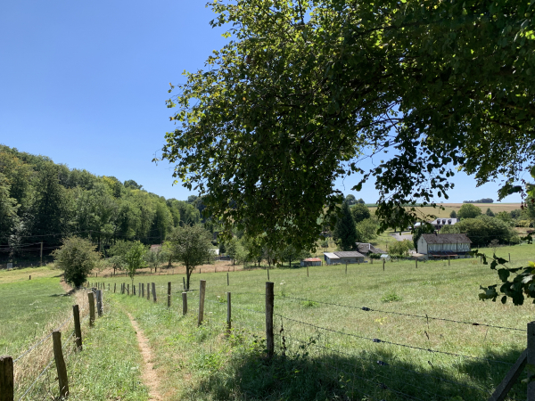 Regard arrière sur le vallon au pied du château de Bébec.