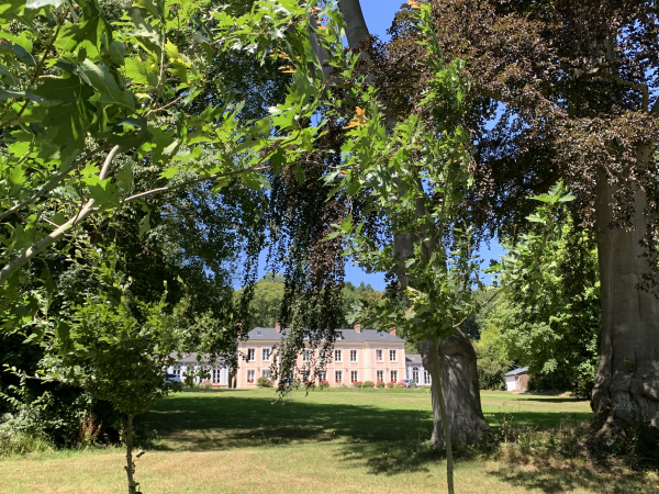 Château de Bébec (XIXe). Construit en 1840 pour Albert Busquet de Caumont, il a été ravagé par un incendie en 2010 (Voir la photo de l'album de la rando, répertoire 2011).