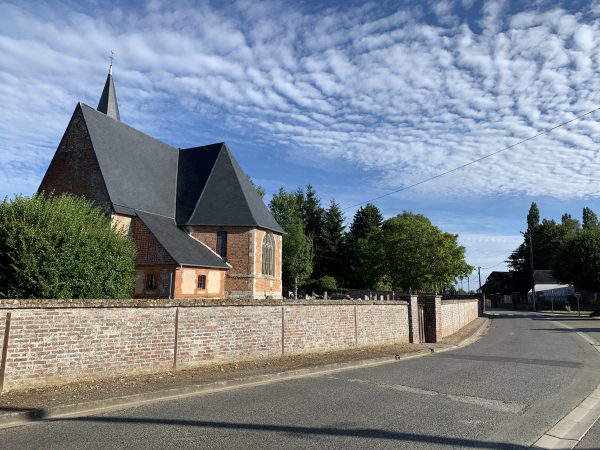 Entrée de la Neuve-Grange, nous longeons l'église St-Pierre-aux-Liens.