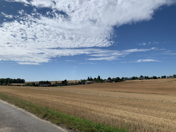 Nous sortons de la forêt, au loin le hameau du Petit Coudray que nous allons traverser.