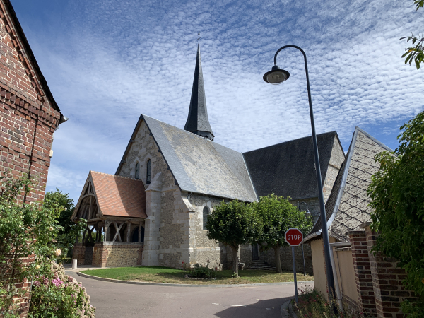 Retour à Puchay, près de l'église Notre-Dame-Saint-Julien (XVe, XVIe).